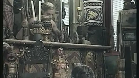 Brünette asiatin und ihre kaukasische freundin bekommen beide löcher gefickt