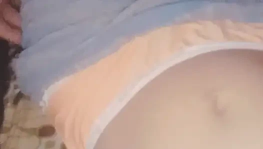 Üvey kız kardeşimin odasında otururken çığlık atıyordum