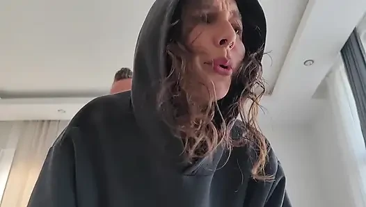Üvey babam okulu atladığım için beni cezalandırdı...