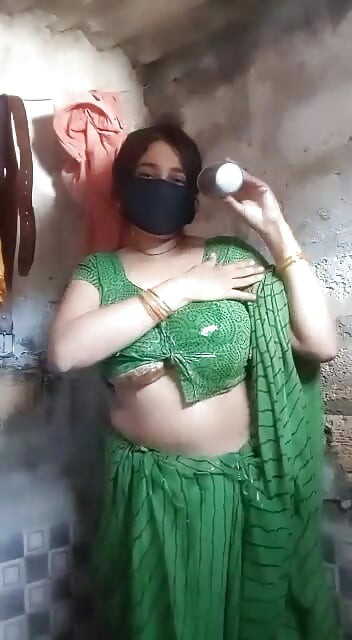 Desi bhabhi taking bath