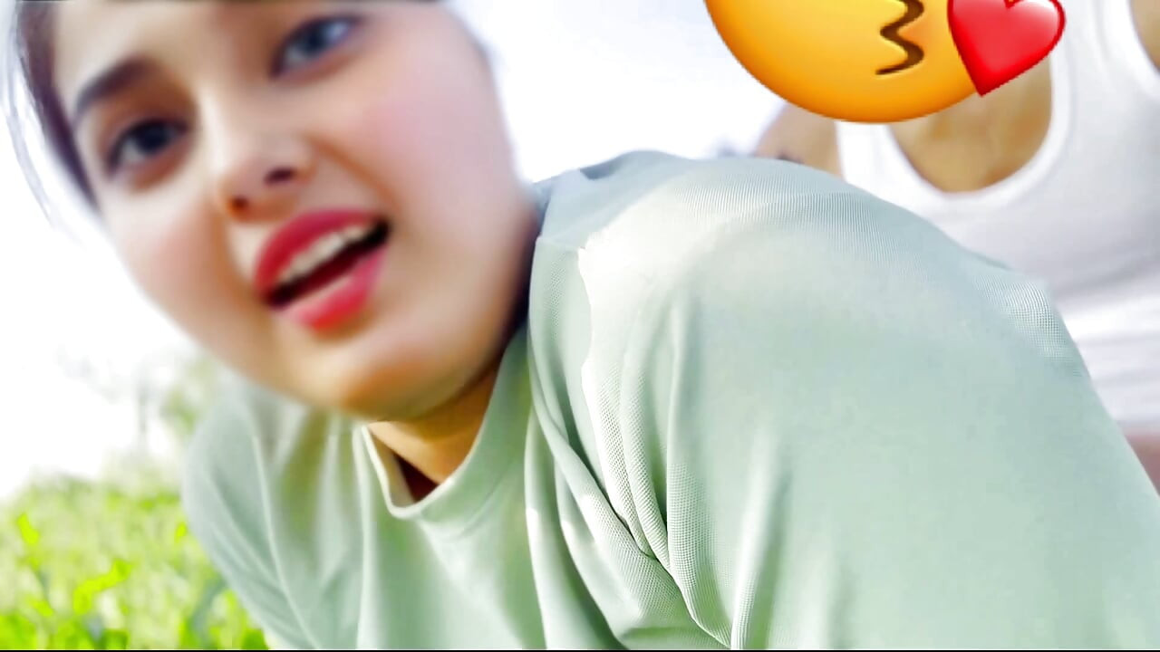 Menina indiana do interior fodendo ao ar livre com seu namorado, na selva Grande mamas Linda menina fode