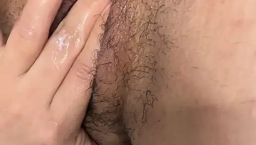 Köstliche Latina Female Drops Cream – behaart und saftig