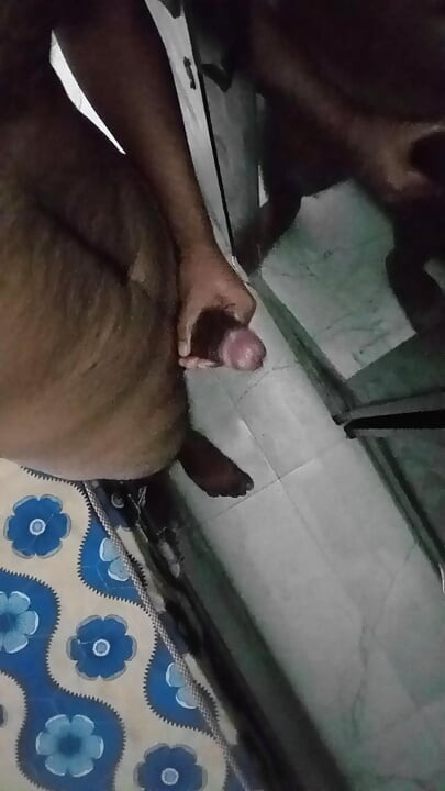 ทาน้ํามันควยใหญ่ของกูในห้องนอนและช่วยตัวเองต่อหน้ากระจก