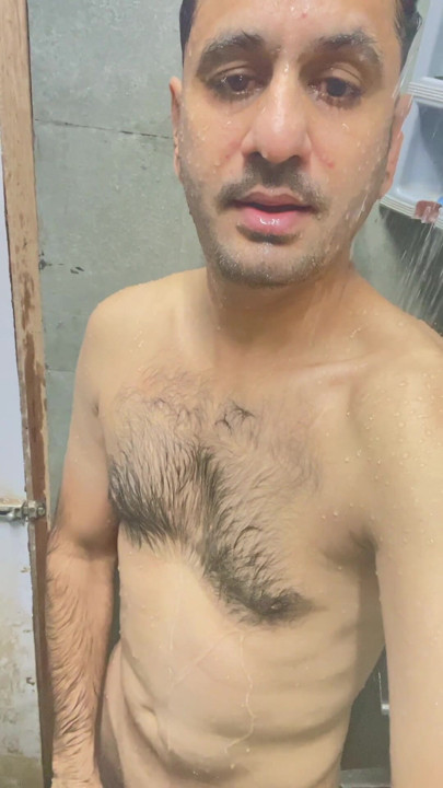 Hora del baño debajo de la ducha
