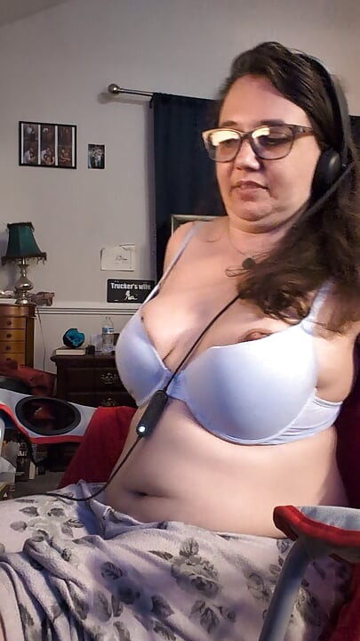 Napalona milf tryska podczas pracy