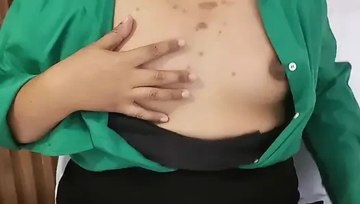 Laila duduk dan memukulnya sampai dia cum.