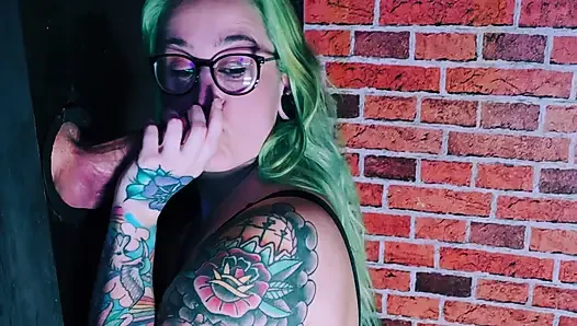 Dicken Schwanz am Gloryhole lutschen