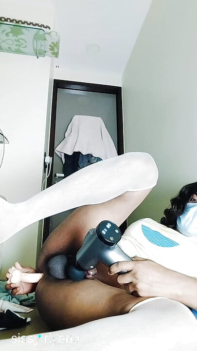 Indijska Riyana žestoko fukira dildo u filmu Sama kod kuće