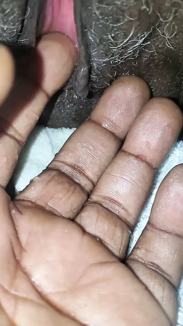 Nenek hitam berambut gagah memancut mani