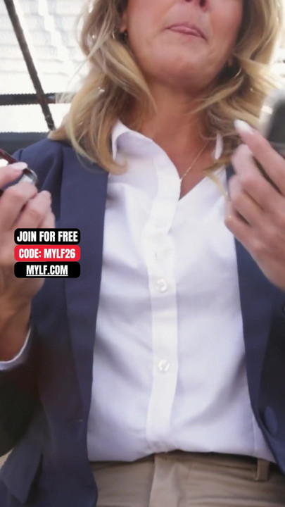Rubia milf con tetas naturales y ojos marrones entra