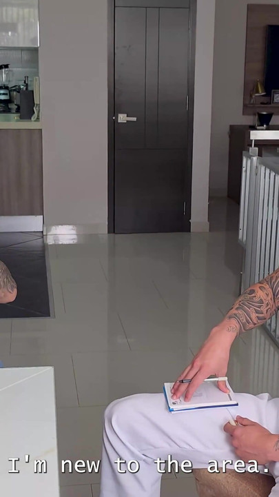 Sexy brunetka MILF s obrovskými prsy je divoce ošukána jejím doktorem s masivním ptákem, dokud se jí nevystříká na obličej