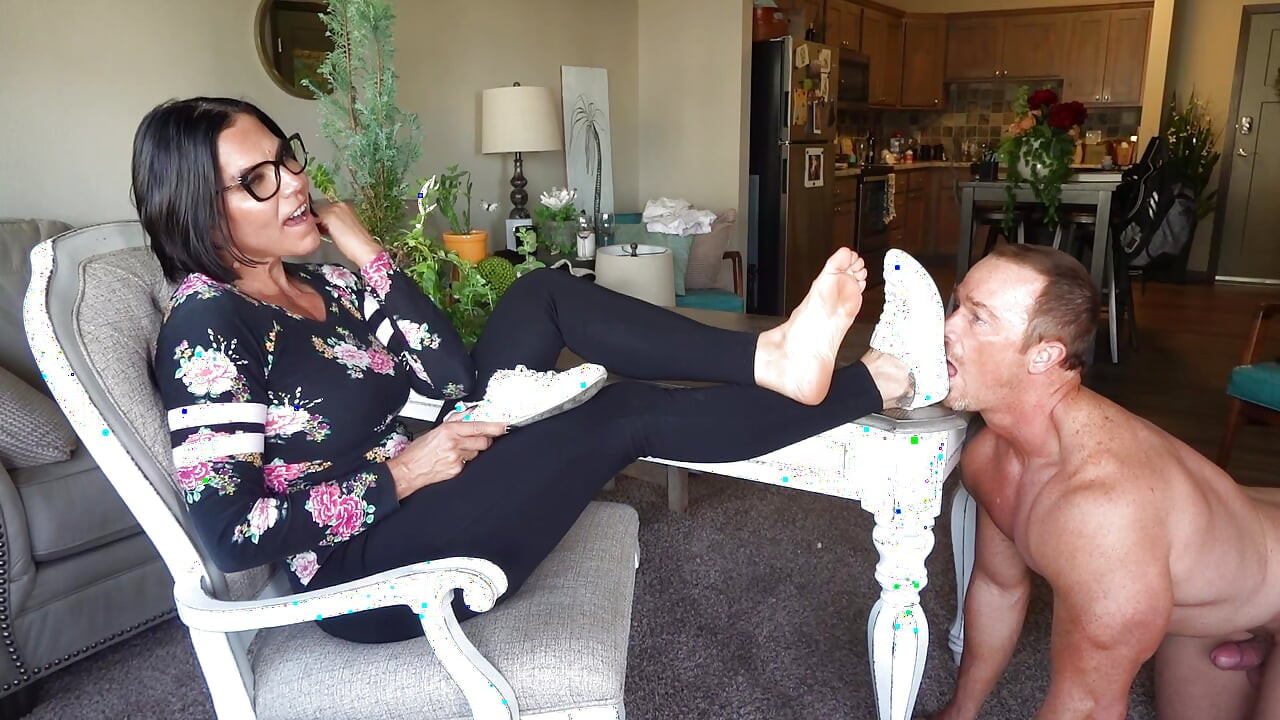 Shoe Licker tigger om at lugte til mine fødder! Vil jeg give ham lov?