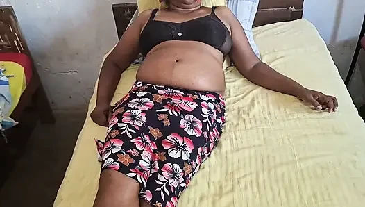 Ibu tiri seksi ini lagi asik beristirahat di ranjang