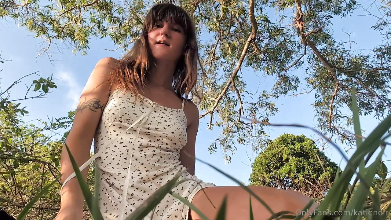 Bonita menina de 18 anos arriscada masturbação na praia nua ao ar livre corpo perfeito Brunnete