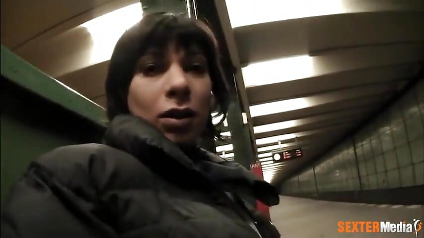 Le Salon Devient Un Décor Pornographique