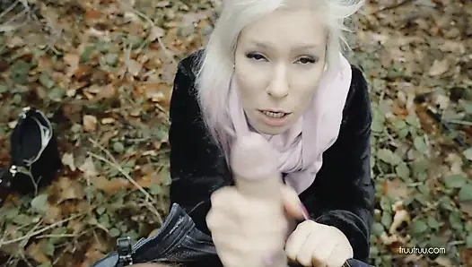 Tinder'dan rastgele adamla yürüyüşte riskli halka açık sikiş