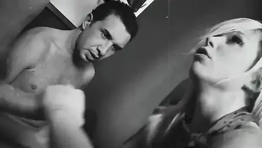 Грудастая блондинка Jamie Dreams сосет много членов