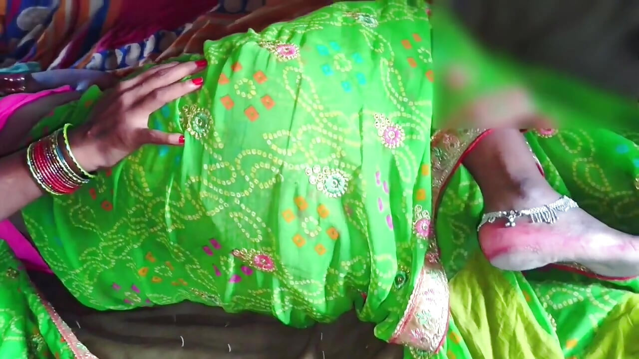 Green Saree wali desi bhabhi ne bhaiya ka kala lund apne chut me dal ke maza liya.dehati village husband wife ki romantic sex