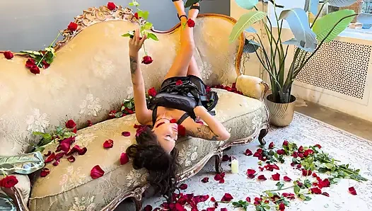 Güllü kanepede siyah elbiseli güzel Monika Fox