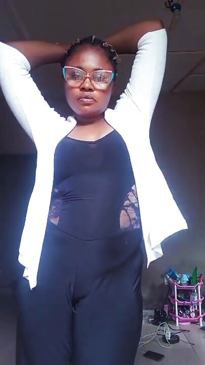 Nigeriansk jente som spruter på livestream