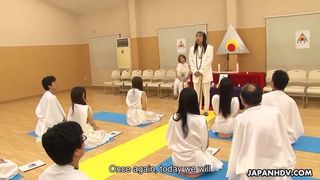 Glamouröses japanisches Hottie verehrt religiös Schwänze wie th