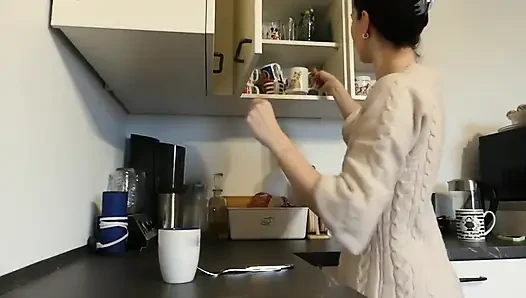Oyuncak bulundu! Mutfakta sınırsızca tatmin oldu!
