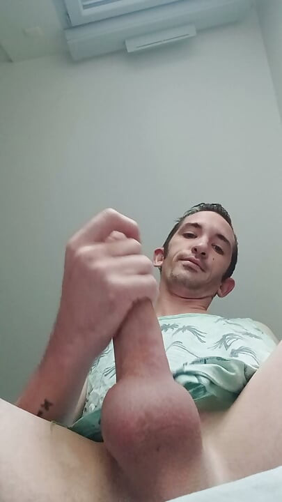 XXL penis van een jonge kerel met zijn grote cumshot