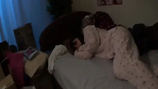 İnsana kapalı kalın minyon güzellikle tanışıyor ve birlikte ilk samimi yaşam deneyimine adım atıyor