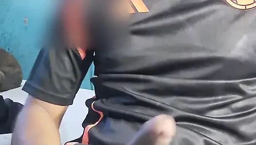 Kolombiyalı futbolcu anaconda'sıyla oynuyor