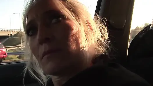 Blonde reife bekommt im freien doggystyle