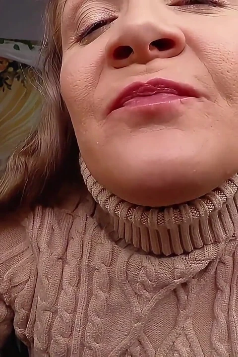 Miss Whitney Morgan: Fried Chicken Eating Asmr