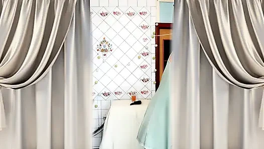 Heiße hausfrau Lukerya mit zerrissenen haaren trinkt tee und twerks in der küche.