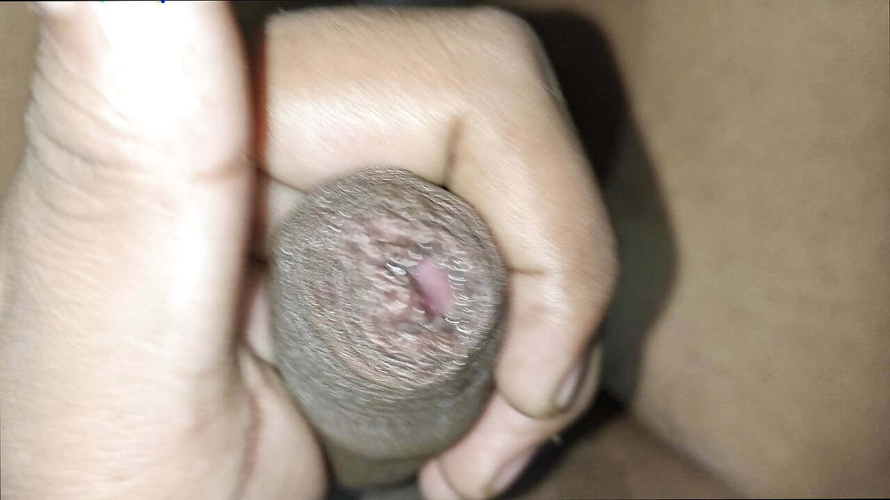 핑거링하고 강력한 오르가즘을 느끼는 젊은 남자