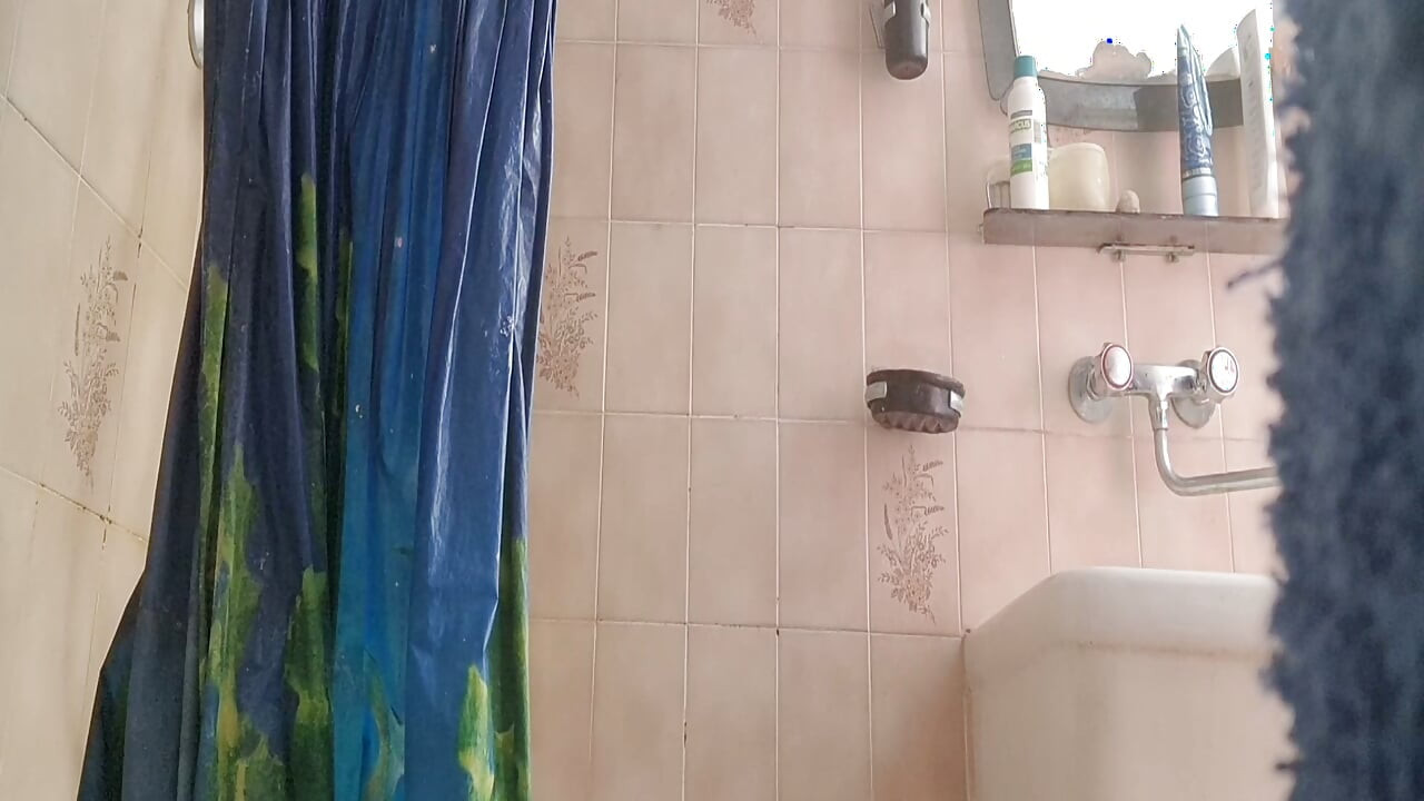 Italienische reife, voller busch, pinkelnd nass in der dusche