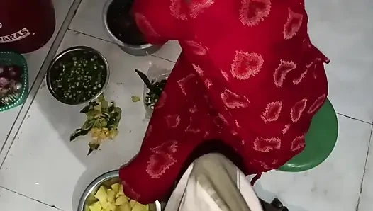 Bhabhi Ji schüttelt den penis des stiefbruders und ejakuliert