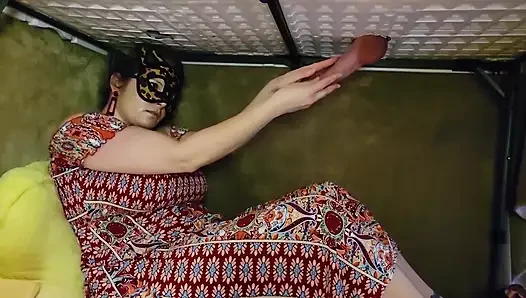 Böse Stiefmutter melkt frechen Stiefsohn auf dem Melktisch mit Wanne mit Butter und Latexhandschuhen. BBW-Herrin am Donnerstag