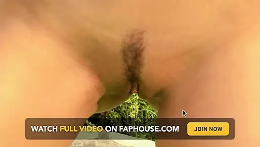 Идеальная французская крошка играет со своей киской на кастинге