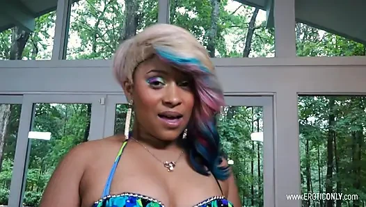 Твой большой черный член хорошо бы помещался в моей тугой киске