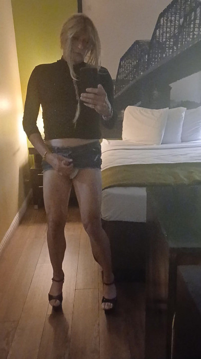 Madisongurl dances in her motel room