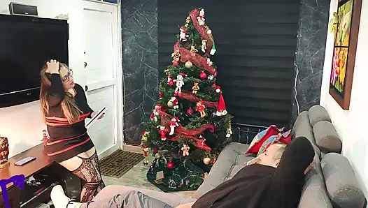 Ateşli latin orta yaşlı seksi koç vajinal sıvılarla amatör seks yapıyor, derin penetrasyon ve ağzına boşalma ile oral seks yapıyor
