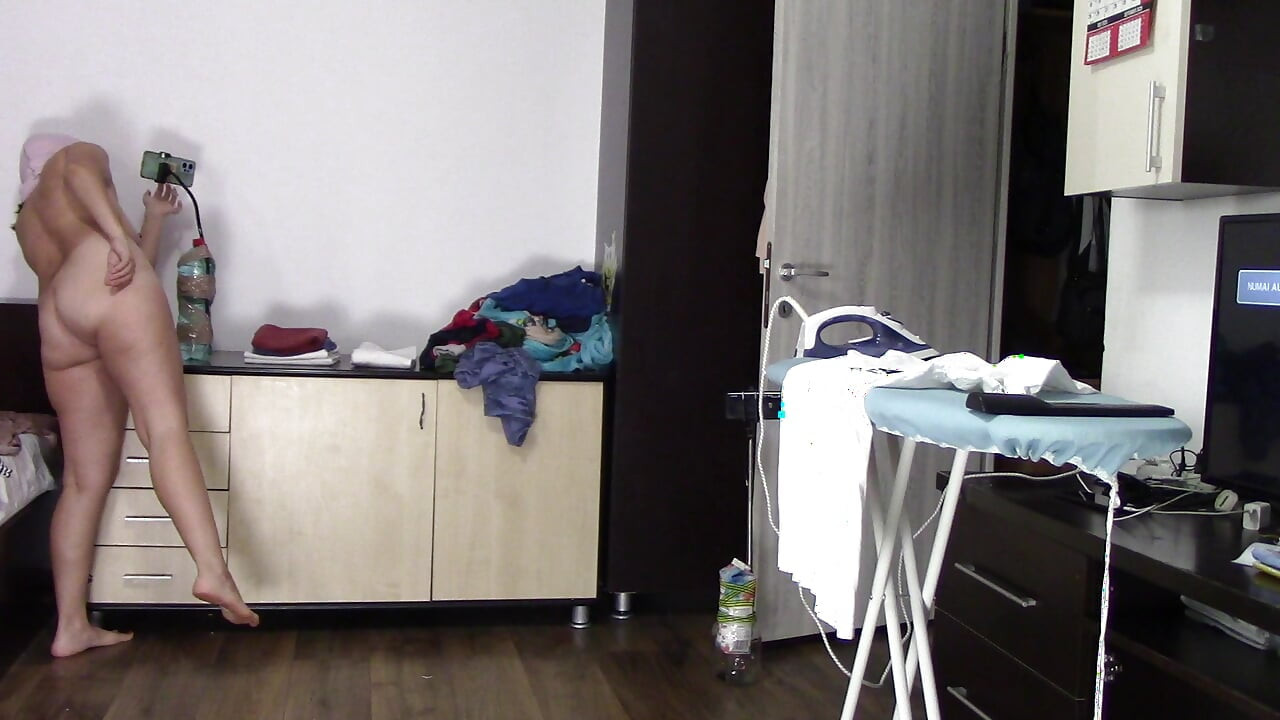 Morena Sexy Fazendo Tarefas Nuas Pela Casa