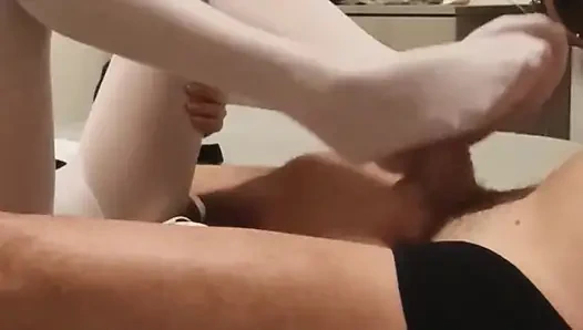 Külotlu çorap ve topuklu ayakkabılı MILF ayak işi yapıyor