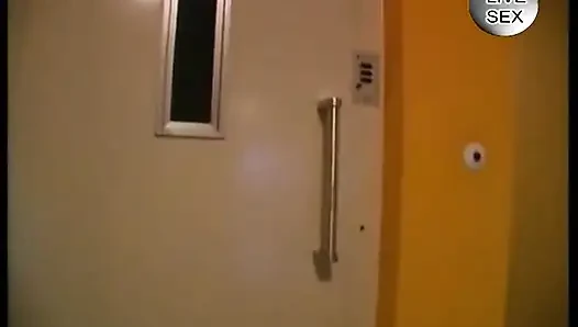 Büyük memeli esmer oral seks yapmadan önce amını parmaklıyor