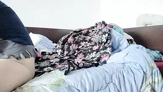 Amateur wife masturbates but fingers her pussy until orgasm