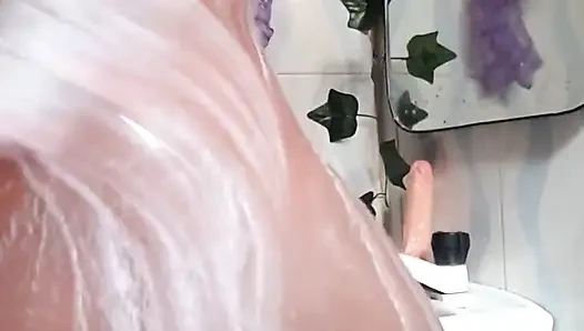 Cewek sange ini lagi asik muasin memeknya di kamar mandi sampai orgasme bergiliran!