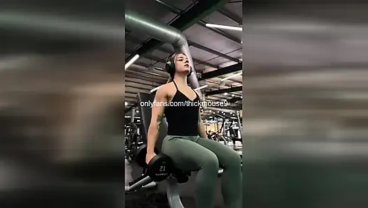 18 yaşındaki yumruk sokma kazası: canlı yayında kol dirseğini amına sokuyor