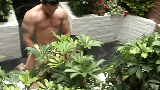 Cewek seksi rambut cokelat ngentot kaki di udara