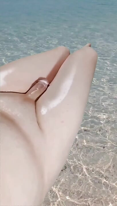 6 huiles chaudes éjaculent dans les cuisses brillantes d’eau, jambes délicieuses et féminines