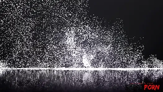 Nikky blond bearbeitet ihren sexy körper bei einem interview