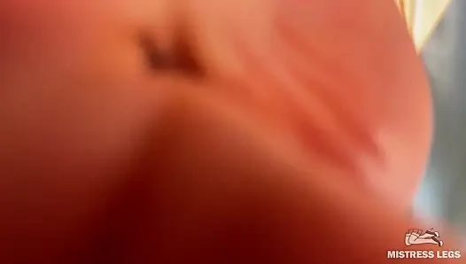 Uzun yalınayak ayak yakın çekim azdırıyor - hamakta buruşuk tabanlar ve kırmızı ayak parmakları